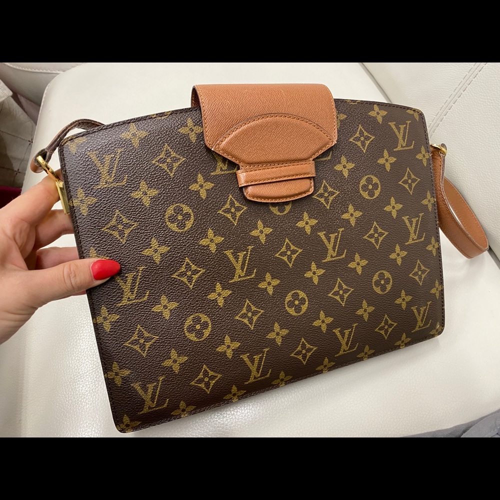 ๐ฏ Authentic Louis Vuitton Courcelles Body Bag ๐ - Picture 9 of 13